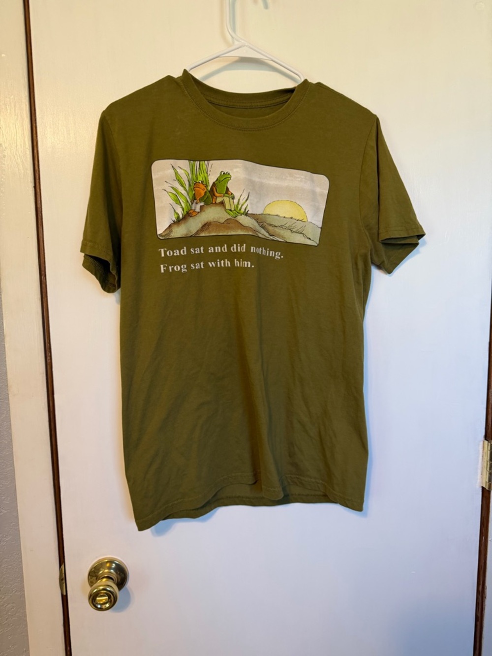 Olive Green Short-Sleeve Graphic T-Shirt with Toad & Frog Illustration